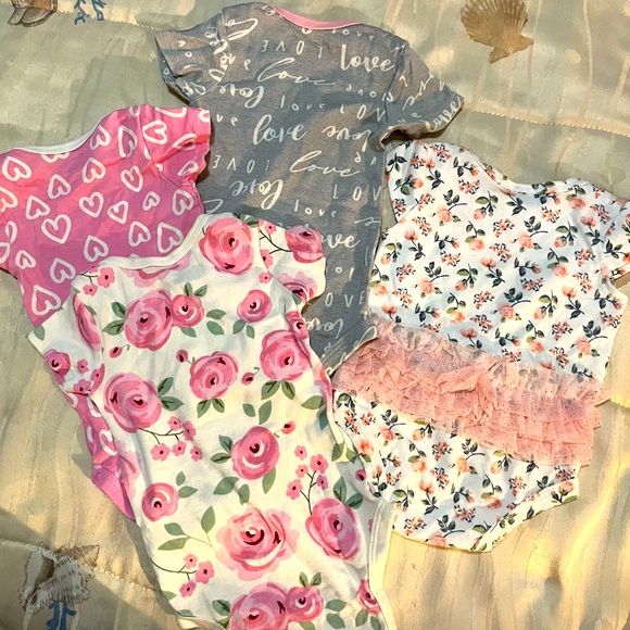Bundle of 4 Super Sweet Infant Onesies, All New Without Tags! Size 6-9 Months - Picture 2 of 7